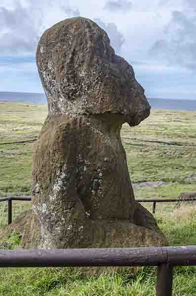 24 - Chile - isla de Rapa Nui o Pascua - Rano Raraku - Moai sentado
